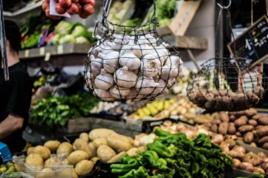 Beli luk u Sremskoj Mitrovici 200 dinara, u Beogradu 3 puta SKUPLJI! Pogledajte koliko je ko potrošio za vreme praznika širom zemlje