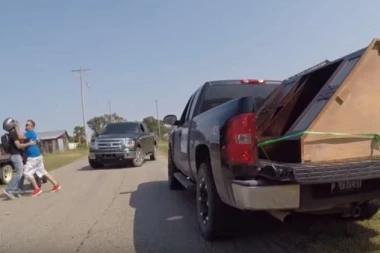 (VIDEO) I to se desilo: Bajkeri izvukli deblji kraj u tuči