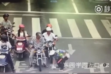 POLICAJAC GODINE: Zaustavio saobraćaj da bi spasao mače