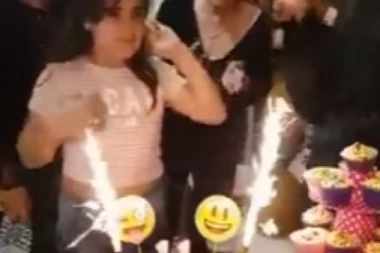 (VIDEO) OPASNOST: Devojčica se zapalila zbog rođendanskih prskalica!
