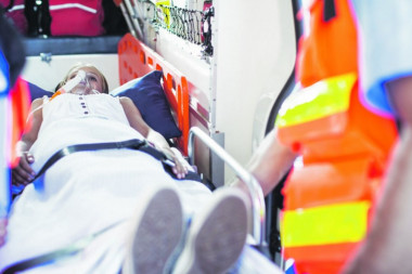 NEZGODA KOD PLAVOG MOSTA: Žena upala u šaht, prebačena u Urgentni centar