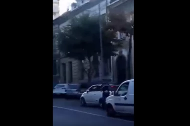 (VIDEO) ŽENA (27) UDARILA KOLIMA POLICAJCA U CENTRU BEOGRADA
