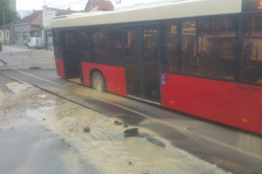 (VIDEO) NESVAKIDAŠNJA NEZGODA: Pukla vodovodna cev na Zvezdari, pa propao autobus
