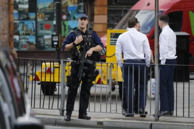 ZLO U LONDONU SE NASTAVLJA: Policija traži drugu bombu i čoveka sa noževima!