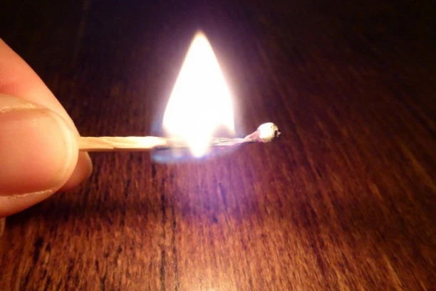 Detalji drame u Žablju: Ženu koja se polila benzinom i zapalila spasio unuk!