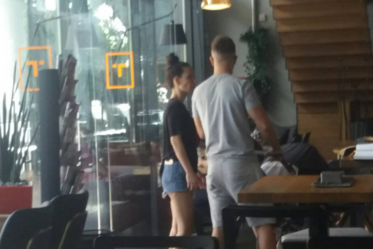 Nikolija i Relja u šetnji sa ćerkicom