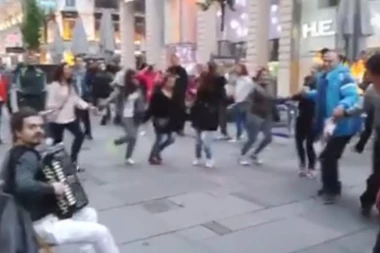 (VIDEO) Opleli srpsko kolo usred Beča!