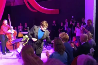 OVAKO IZGLEDA KADA MERKELOVA ZAPEVA - Ovakvu je niste videli do sad!