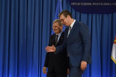 HAN NE ŠTEDI KOMPLIMENTE: Vučić izabrao liderstvo i državništvo!