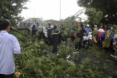 HOROR U VIJETNAMU: Tajfun Doksuri pobio ljude i srušio 123.000 kuća!