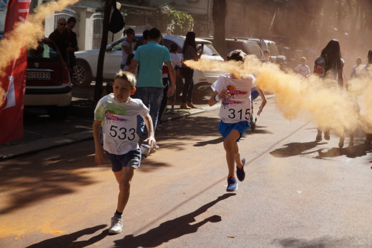 Trka se održava treću godunu za redom, a ove godine okupila je 700 odraslih trkača i 200 mališana.
U glavnoj trci, učesnici, od kojih najstariji ima 62 godine, trčali su 5 kilometara, a najbrži među njima deonici je istrčao za samo 14,25 minuta.