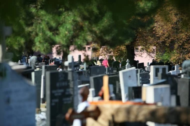 (FOTO) Porodica i prijatelji na grobu Vuka Bojovića