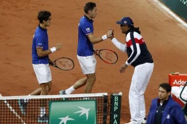 (VIDEO) SRBIJA PRED PORAZOM: Francuzi na korak od finala Dejvis kupa