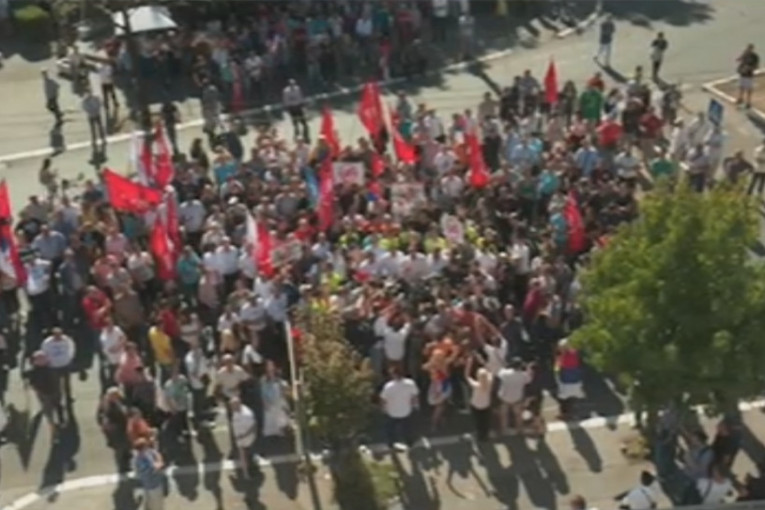 Pristalice Dveri ispred zgrade Pinka