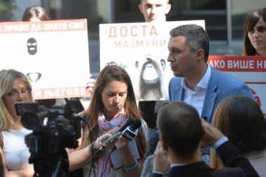 Novi incident u režiji Dveri: Jajetom gađali novinara i snimatelja RTS