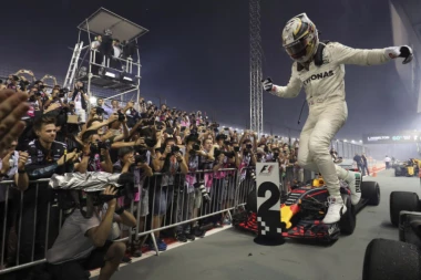 F1 Singapur: Hamilton zahvalio Fetelu i Raikonenu na pobedi