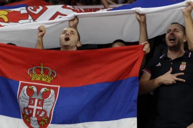 (VIDEO) Srbi i Slovenci nastavljaju šou: KO NE SKAČE TAJ JE HRVAT!