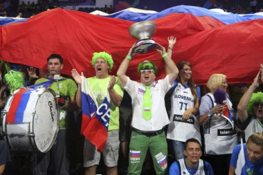 (FOTO) Policija razdvojila braću na tribinama u Istanbulu