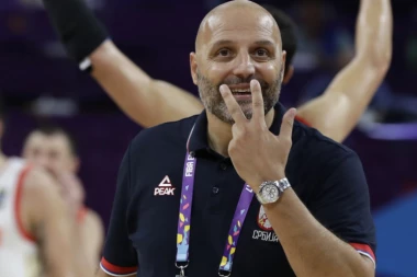 (VIDEO) URNEBESNO: Sale kao perač prozora krade trofej Evrokupa!