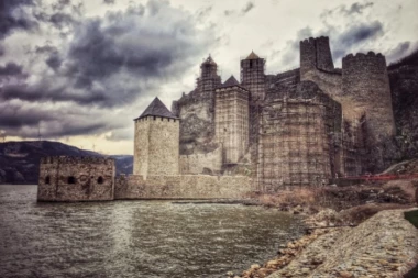 Sredismo Golubačku tvrđavu, FALE SAMO KATAPULTI I VITEZOVI!