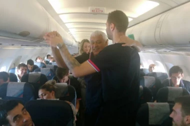 (FOTO, VIDEO) TORTA RAZBILA TUGU: Srebrni košarkaši zatresli avion!