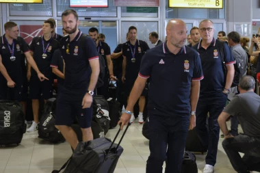 (VIDEO) "ORLOVI" SLETELI U BEOGRAD: Vodeni luk za hrabre srpske košarkaše