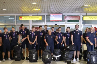 (VIDEO) KOŠARKAŠI SLAVILI UZ ANU BEKUTU!