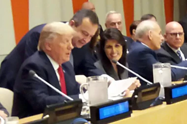 Da li je to Dačić razmenio brojeve telefona sa Trampom?