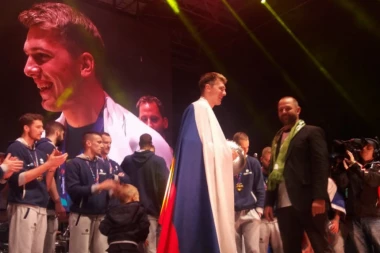 (VIDEO) PIVO TEKLO U POTOCIMA: Slovenci dočekale evropske šampione!