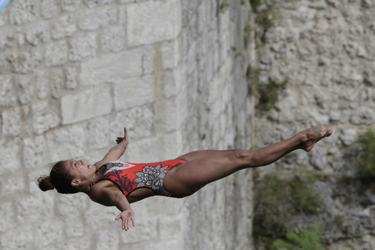 Tradicionalno Red Bull takmičenje u skokovima u vodu održava se svake godine u Mostaru okupilo je i ove godine veliki broj takmičara iz sveta i regiona.