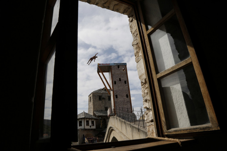 Visina sa koje tamičari skaču u smaragdno zelenu Neretvu iznosi 28 metara.