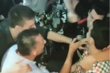 (VIDEO) KOŠARKAŠI PEVALI SA POLUMENTOM: Hvala što ste me izabrali da sa vama podelim radost!