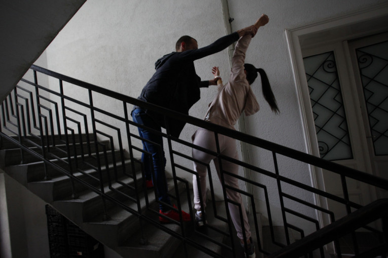 Posle svađe Zoran je Jelenu gurnuo niz stepenice.