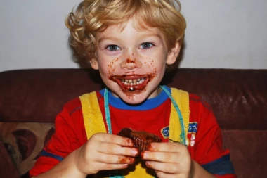 RASTOPIĆE I KAMENO SRCE: Ovi mališani PRVI PUT probaju čokoladu - pogledajte reakcije!