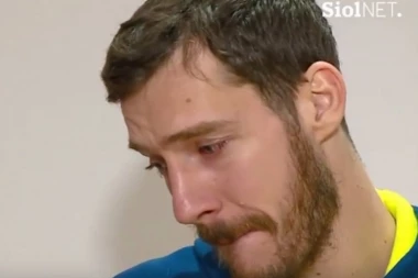 (VIDEO) NIJE MOGAO DA SUZDRŽI SUZE: Dragić dobio Draženov dres, pa se rasplakao