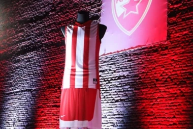 (VIDEO) SPEKTAKL NA KALEMEGDANU: Zvezda predstavila tim i dresove za novu sezonu