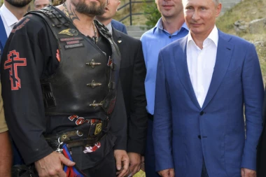 (FOTO) MEKTIĆ ISPAO JADAN: Zabranio Putinove "Noćne vukove", a slikao se s njima!