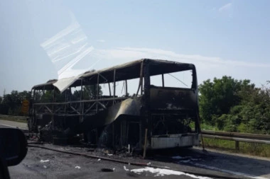 IBARSKA MAGISTRALA: Autobus potpuno izgoreo; vatrogasci na licu mesta!