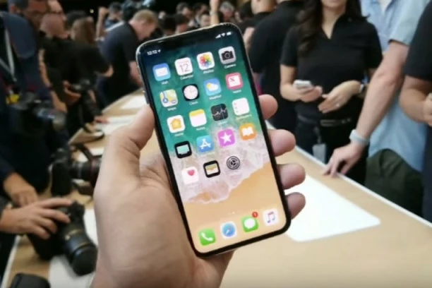 Veoma korisna novina na Eplovom operativnom sistemu: Vaš Ajfon vas sada prepoznaje i sa maskom na licu!