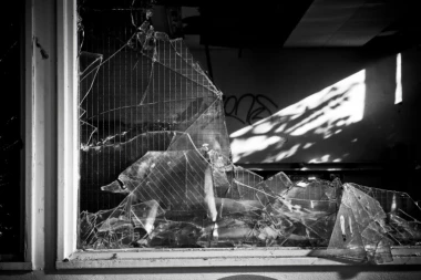 POKUŠAJ SAMOUBISTVA U PRNJAVORU: Starac aktivirao eksplozivnu napravu, od siline detonacije razbucana kuća!