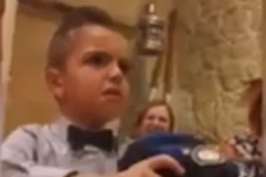 (VIDEO) Evo kako je reagovao mali navijač Juventusa kada je za rođendan dobio dres Intera