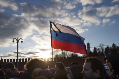 (FOTO) RUSI: Hej BBC, promenite grafičkog dizajnera