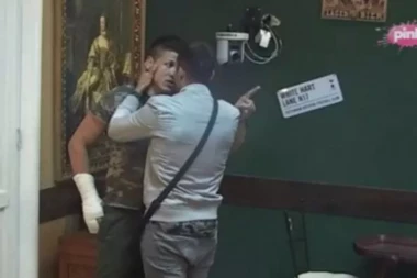 SLOBA IZGUBIO KONTROLU: Nasrnuo na novinara