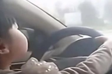 (VIDEO) Devojčica (5) vozi limuzinu, a tata je bodri!