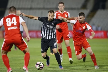 (VIDEO) Nekulturni Napredak: KRUŠEVLJANI PEVALI "ZVEZDA ŠAMPION" U HUMSKOJ, PA VREĐALI DOMAĆE!