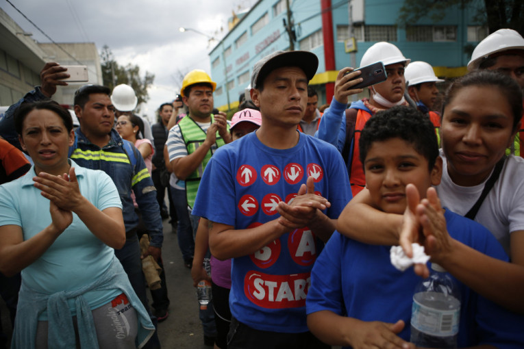 Predsednik Meksika Enrike Penja Nijeto je izjavio da se veruje da se ispod ruševina nalazi još 30 dece i 12 odraslih.