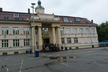 DRAMA U ZEMUNU: Republička inspekcija došla u školu, profesori izašli u dvorište