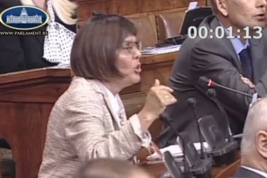 HAOS U SKUPŠTINI: Maja Gojković izbacila poslanicu DJB