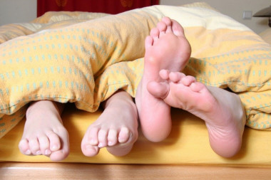 MOŽDA NIJE BEZAZLENA NAVIKA: Evo zašto često trljamo stopala u krevetu!
