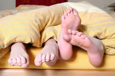 Spavate sa otkrivenim nogama: To ima značenje, evo kakvo!